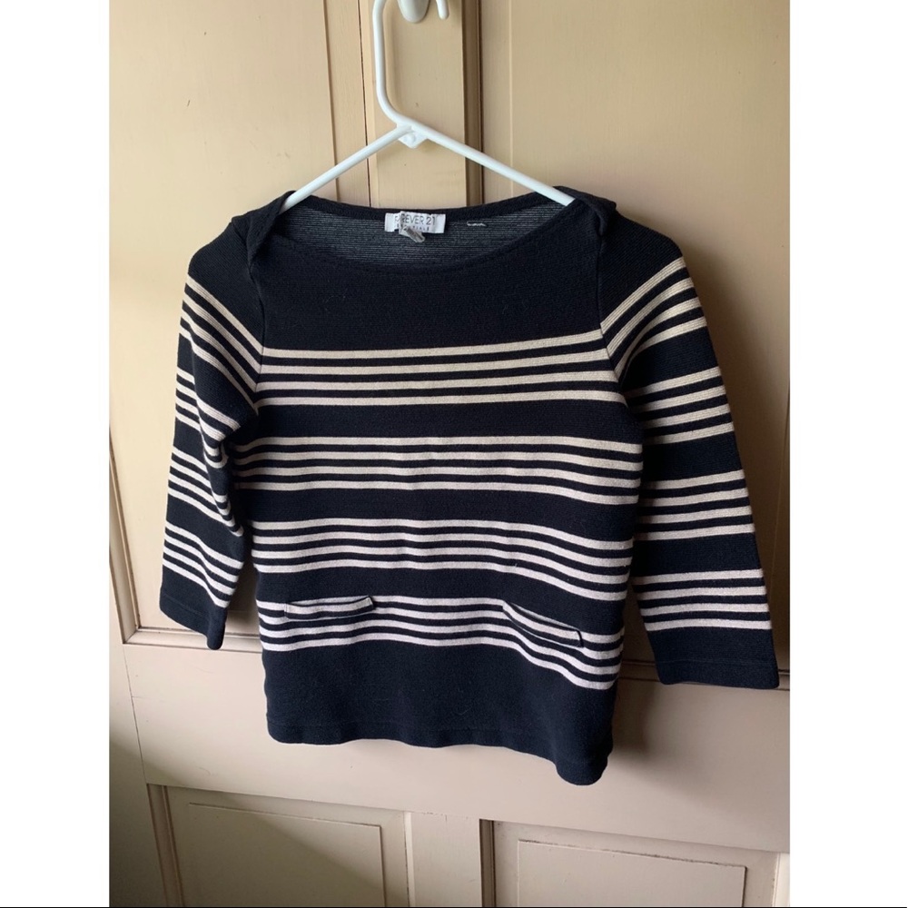 ✨ FOREVER 21 BLACK STRIPES WOMENS SWEATER TOP ✨
